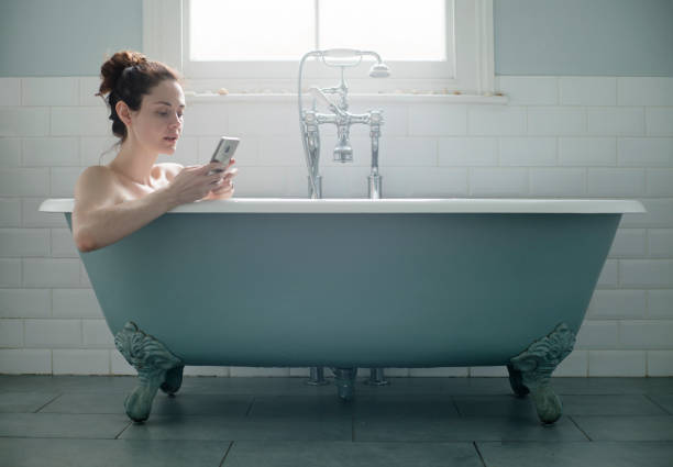 電話風呂の女性 - bathtub women relaxation bathroom ストックフォトと画像