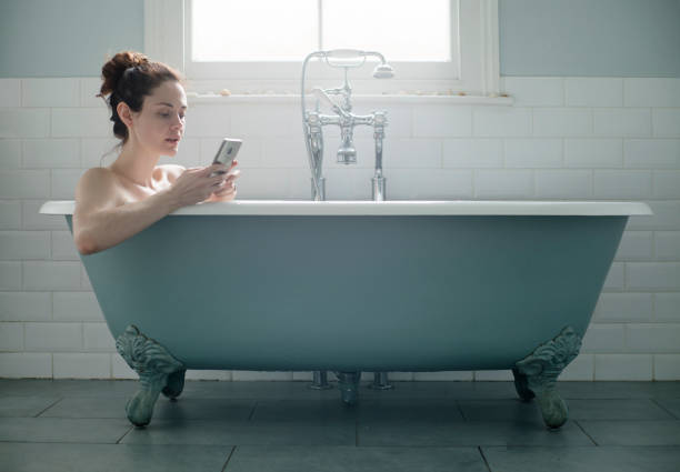 telefon kąpiel kobieta - bathtub women naked human face zdjęcia i obrazy z banku zdjęć