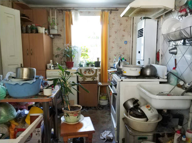 désordre et la décharge. une vieille chambre avec beaucoup de choses. dévastation. très petit logement - en désordre photos et images de collection