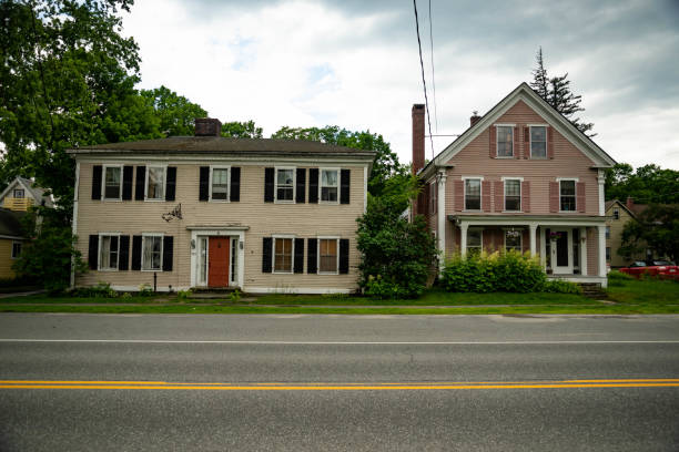 old houses en nouvelle-angleterre, new hampshire, etats-unis - house residential structure maine colonial style photos et images de collection