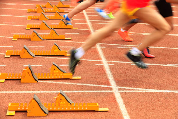 sprint começar no atletismo em movimento borrado - rivalry starting block track and field athlete track and field - fotografias e filmes do acervo