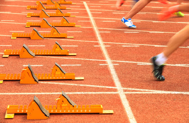 sprint começar no atletismo em movimento borrado - rivalry starting block track and field athlete track and field - fotografias e filmes do acervo