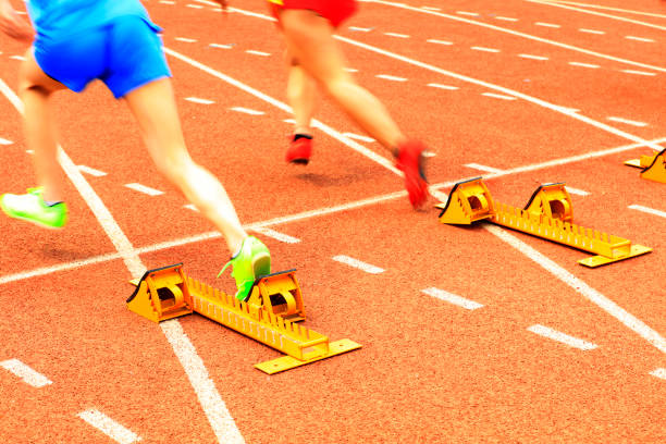 sprint começar no atletismo em movimento borrado - rivalry starting block track and field athlete track and field - fotografias e filmes do acervo
