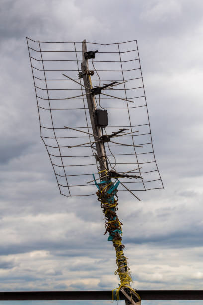 antena velha feia da tevê ao ar livre no fundo nublado do céu - scrap metal audio - fotografias e filmes do acervo