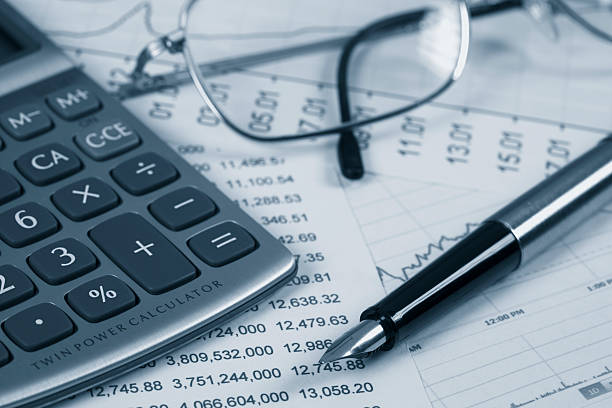 istock Fountain pen and glasses on stock chart 118936654
