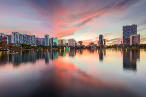 orlando, floride, usa horizon de ville de centre-ville d'eola park - eola park photos et images de collection