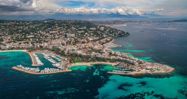 vista aérea de cannes. cote d'azur, riviera francesa a partir de vista aérea - cannes french riviera france beach - fotografias e filmes do acervo