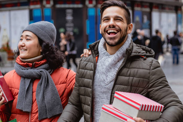 istock Couple in Christmas shopping 1189380220