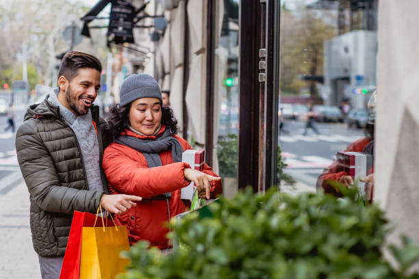 istock Couple in Christmas shopping 1189380279