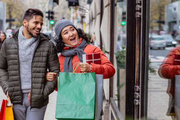 istock Couple in Christmas shopping 1189380401