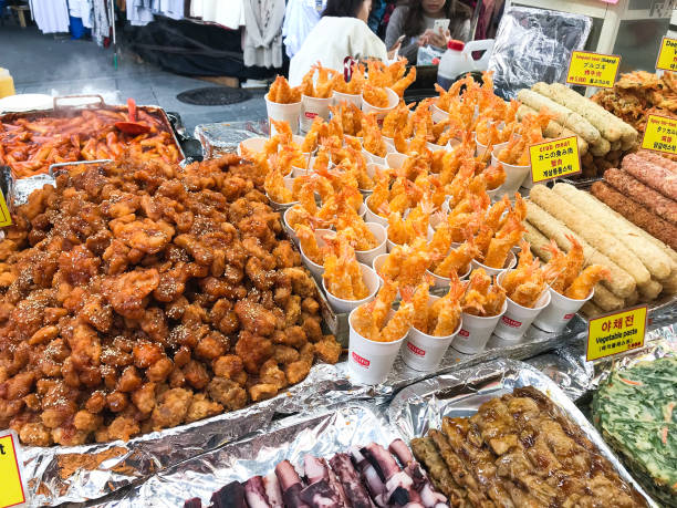 корейский жареный фаст-фуд на рынке кванджанг - deep fried people fried chicken стоковые фото и изображения