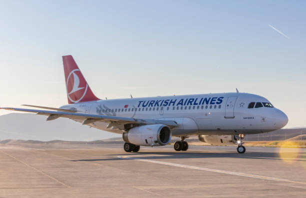 turkish airlines airbus a320 auf landebahn - open stock-fotos und bilder