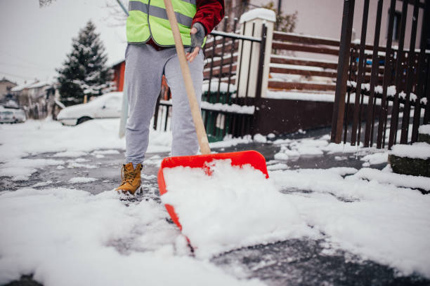 istock Man with snow shovel 1189383466