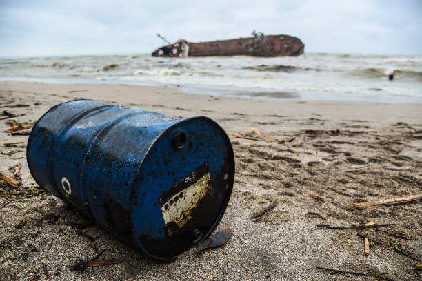 naufragio petroliera affondò in una tempesta - oil slick foto e immagini stock