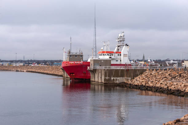 navire d'arpentage fugro searcher transitant par la barrière d'ouragan de new bedford - 7096 photos et images de collection