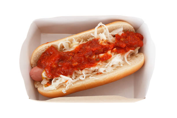 хот-дог с капустой, горчицей и томатным соусом изолирован на белом фоне. - hot dog isolated on white sauerkraut cabbage стоковые фото и изображения