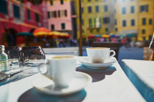 tasses de café dans le café à vernazza - morning italy shadow sunlight photos et images de collection