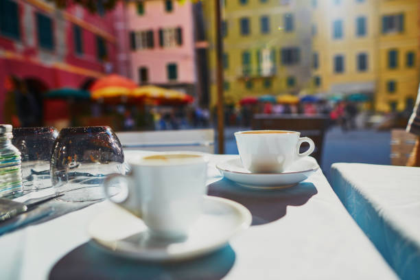 tazze da caffè in caffè a vernazza - morning italy shadow sunlight foto e immagini stock