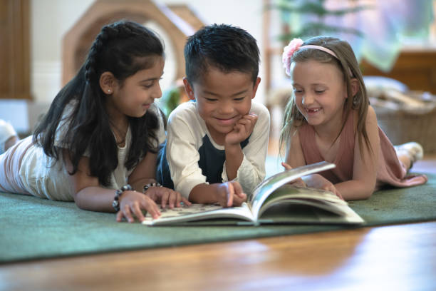 istock Multi-Ethnic Children Reading Together stock photo 1189389019
