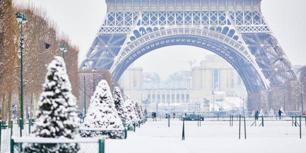 istock Scenic view to the Eiffel tower on a day with heavy snow 1189389559