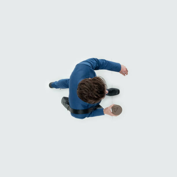 Directly above view / aerial view / full length of 30-39 years old walking wearing shoulder bag / messenger bag / satchel - bag who is smiling / happy / cheerful / laughing and holding coffee cup / bag directamente por encima de la vista / vista aérea / longitud completa de 30-39 años de edad caminando usando bolso de hombro / bolsa de mensajero / cartera - bolsa que es sonriente / feliz / alegre / riendo y sosteniendo taza de café / bolsa