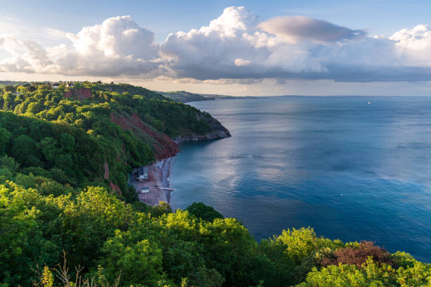 petit tor point, torbay, angleterre - torquay photos et images de collection