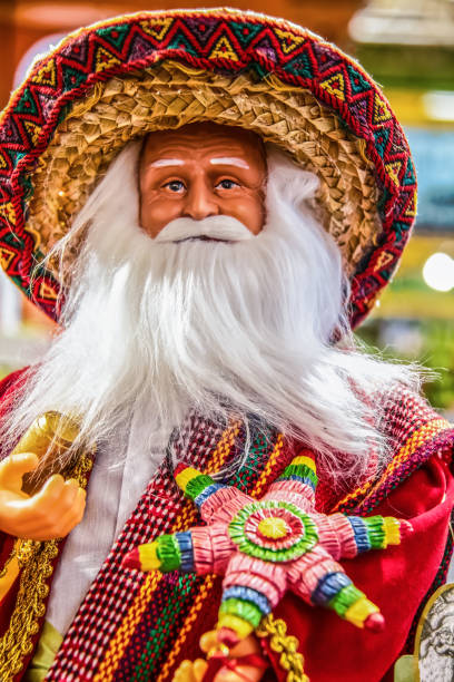 bambola santa messicana con pignatta su sfondo sfocato - primo piano e messa a fuoco selettiva - colorato - pinata mexico christmas mexican culture foto e immagini stock