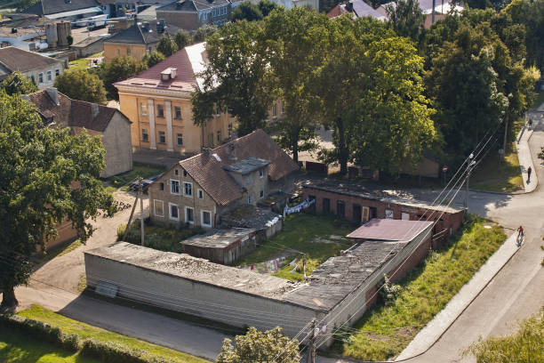プラヴジンスク、カリーニング ラード州、ロシアの古いぼろぼろの建物の aeral ビュー。プラヴジンスク (町のドイツの名前はフリートラント) 1312 ドイツ騎士団によって設立されカリーニン� - pravdinsk ストックフォトと画像