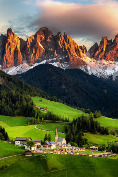 am besten alpinen sehenswürdigkeit der welt, st. magdalena (st. magdalena) dorf mit zauberhaften dolomiten im hintergrund, tal val di funes, region trentino-südtirol, italien, europa - alp village meadow field stock-fotos und bilder