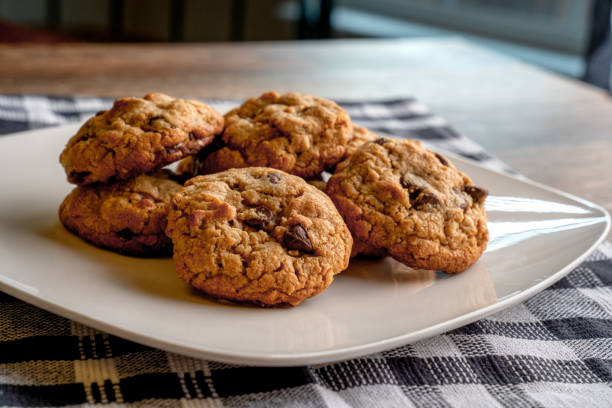 uma farinha de aveia cozida deliciosa da placa, manteiga de amendoim, bolinhos da microplaqueta de chocolate - cookie chocolate chocolate chip chocolate chip cookie - fotografias e filmes do acervo