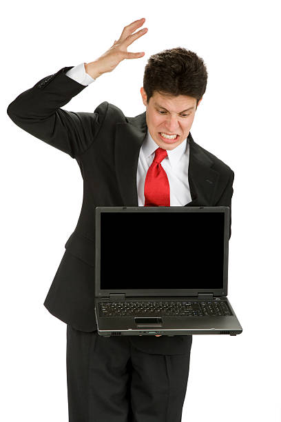 Homme d'affaires montrer sa frustration face à un ordinateur portable. - Photo