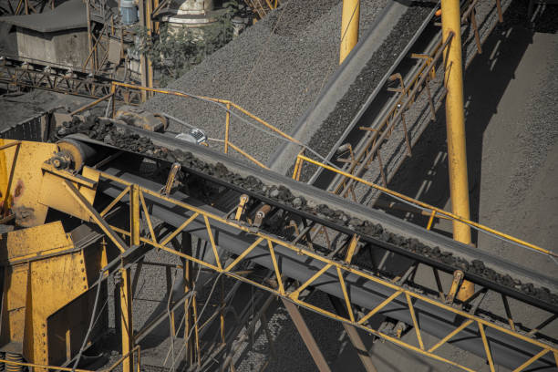 transport de roche de ligne de mine de bande transporteuse - rock quarry photos et images de collection