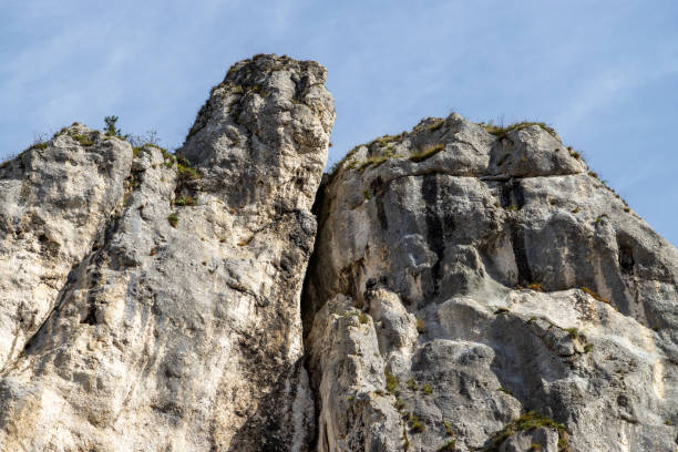 rocce alte nel villaggio di essing in baviera, germania sul fiume altmuehl - essing foto e immagini stock