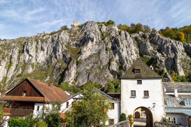 brucktor in essing in bavaria, germany at the altmuehl river - essing stock-fotos und bilder