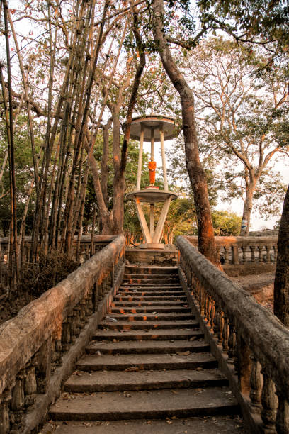 寺院、カンボジア。 - ancient angkor wat footpath stone ストックフォトと画像