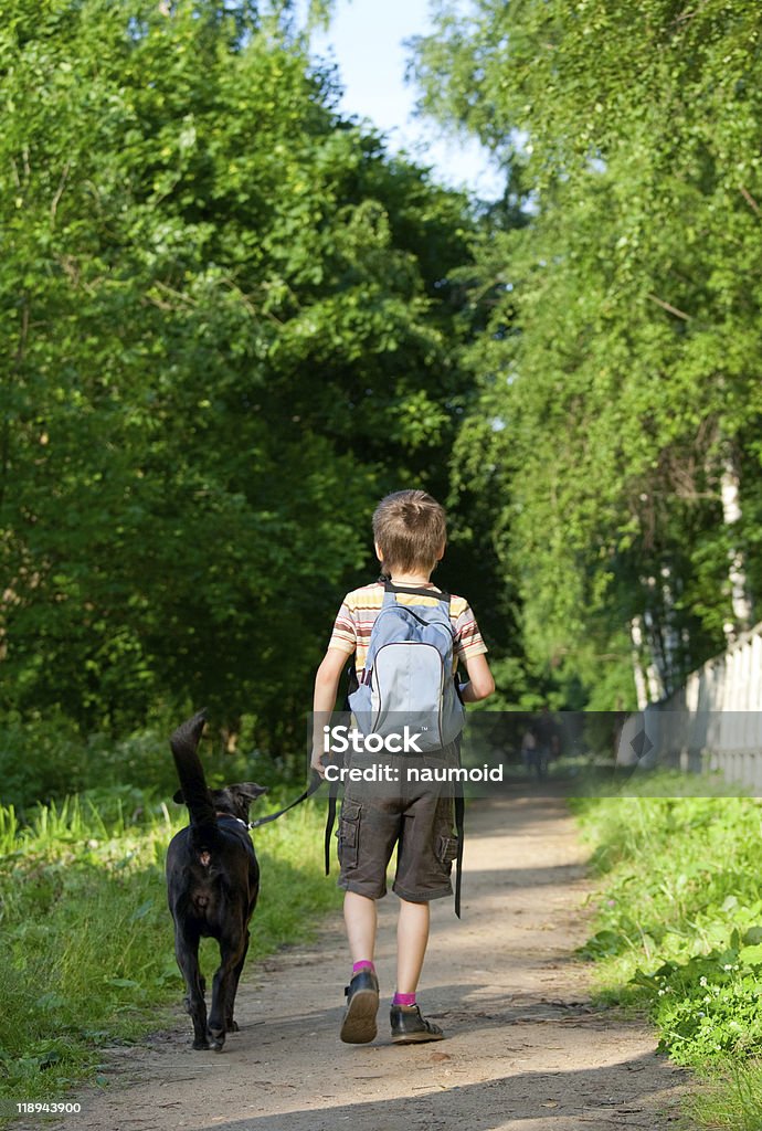 Kid avec un chien - Photo de 6-7 ans libre de droits
