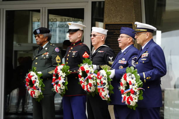 weterani w mundurach trzymających poległych żołnierzy wieńce pamięci w milwaukee county war memorial podczas ceremonii dzień weteranów - us veterans day zdjęcia i obrazy z banku zdjęć
