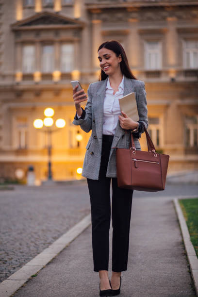 istock Urban woman looking stylish 1189439893
