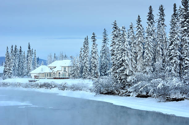alaska casa sul fiume d'inverno - fairbanks foto e immagini stock