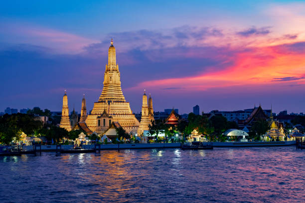 bangkok, thaïlande, temple de wat arun au coucher du soleil - arun photos et images de collection