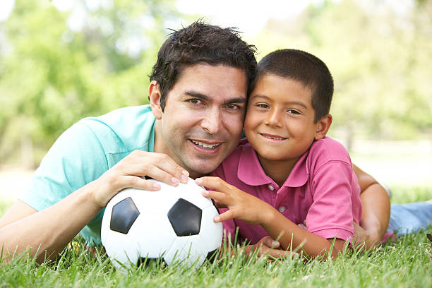 padre e hijo en el parque de fútbol americano - 4549 fotografías e imágenes de stock