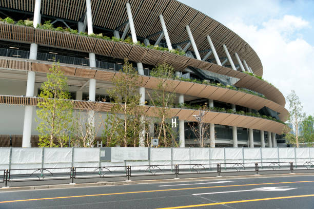 vue de l'entrée "h" du nouveau stade national de tokyo en construction pour les jeux olympiques de 2020. - closing ceremony photos et images de collection