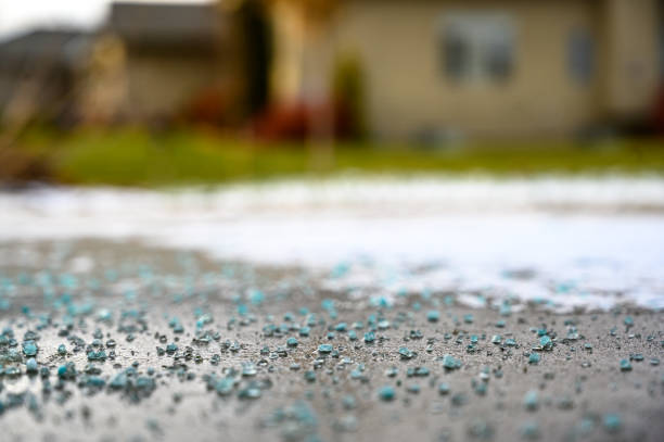 вид крупным планом на уровне земли, вид каменной соли на бетоне со снегом - melting ice стоковые фото и изображения