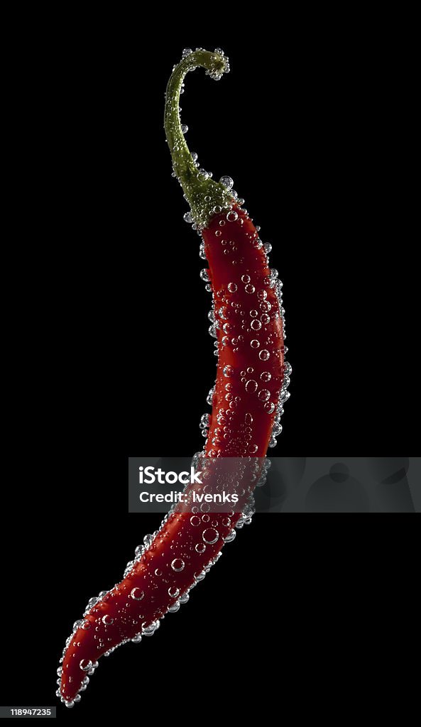 Piment chillies de l'eau avec des bulles isolé sur fond noir - Photo de Aliment libre de droits