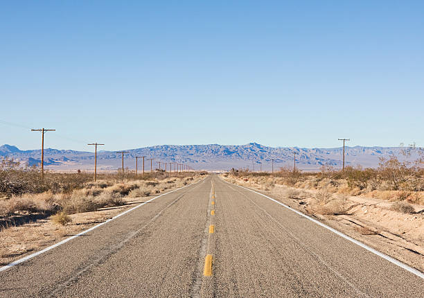空の砂漠道 - desert road road highway california ストックフォトと画像
