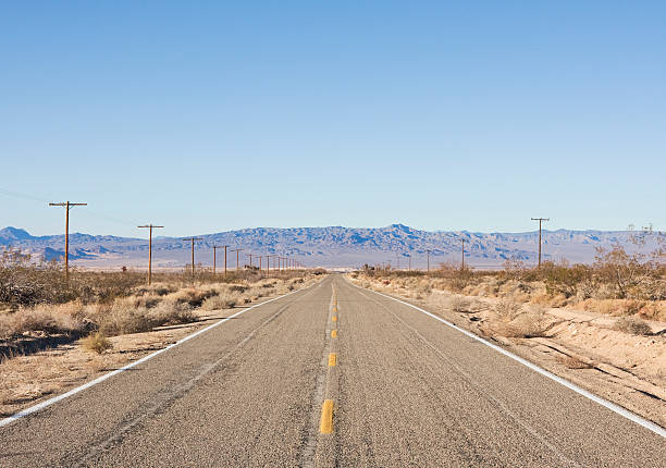 пустая дорога в пустыне - desert road road highway california стоковые фото и изображения