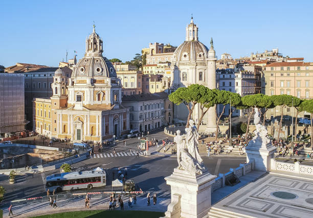 фрагмент венецианской площади с церковью санта-мария-ди-лорето в риме, италия. - cupola people rome lazio стоковые фото и изображения