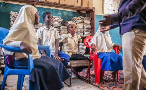 niños africanos en la escuela - african descent africa african culture classroom fotografías e imágenes de stock