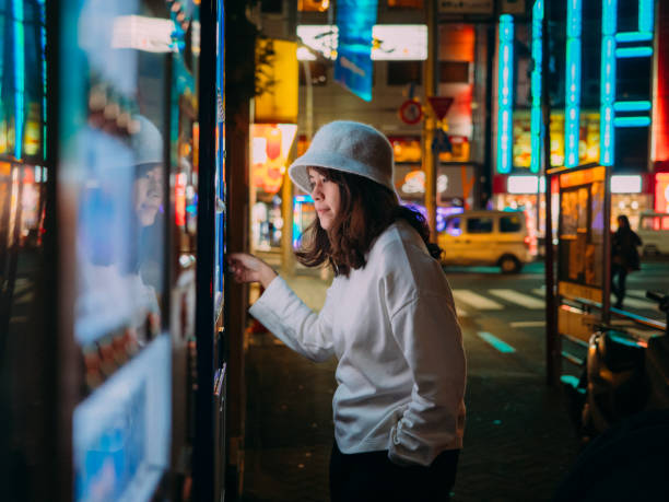 istock Asian woman paying with smartphone to vending machine. 1189482185