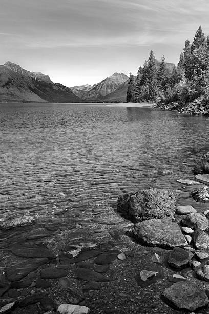 see lake mcdonald - montana british columbia glacier national park mountain mountain range stock-fotos und bilder
